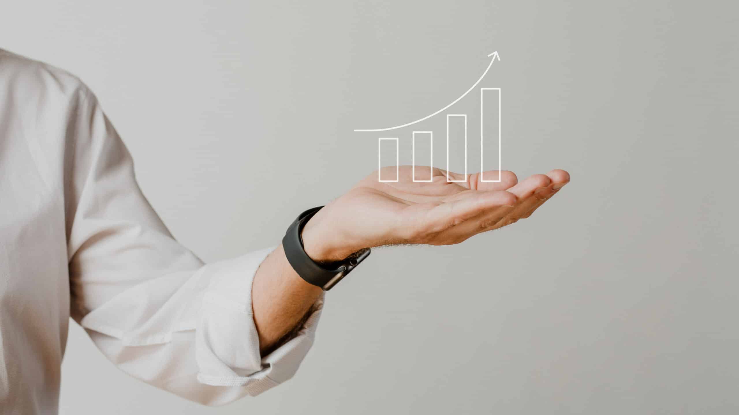 Mão de empresário segurando gráfico crescente digital, representando o aumento do ROI da publicidade paga
