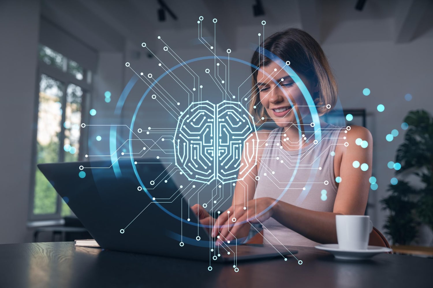 Mulher usando notebook com interface digital representando um cérebro eletrônico, simbolizando o uso de Inteligência Artificial para criação de conteúdo.